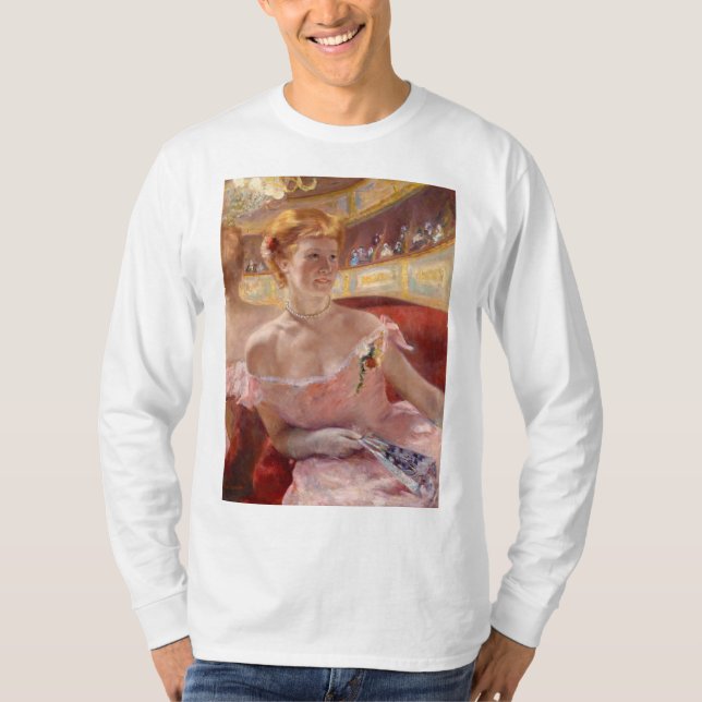 Amerikanska kvinnor med Pearl Necklace & Rosa Dres T Shirt (Framsida)