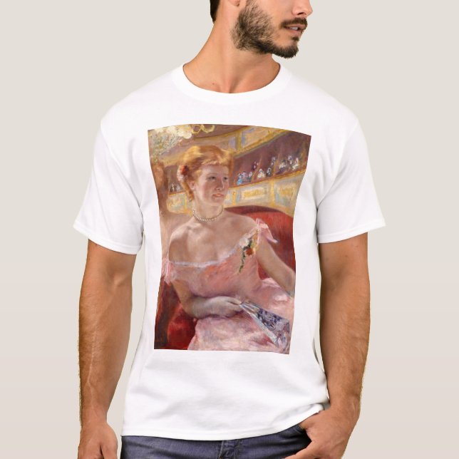 Amerikanska kvinnor med Pearl Necklace & Rosa Dres T Shirt (Framsida)