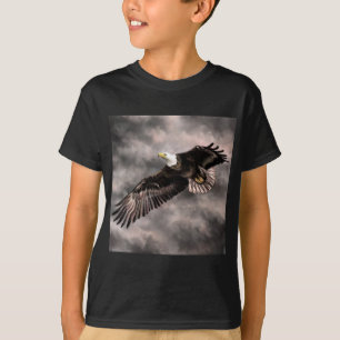 Amerikanska Örn som flyger i stormmoln T Shirt