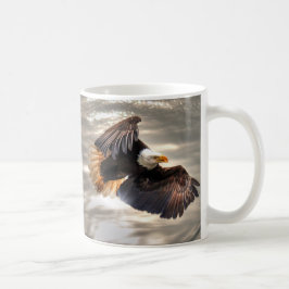 Amerikanska Örn som flyger över havet Kaffemugg