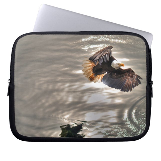 Amerikanska Örn som flyger över havet Laptop Sleeve (Framsidan)