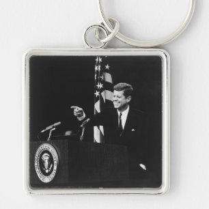 Amerikanska presidenten John Kennedy på presskonfe Fyrkantig Silverfärgad Nyckelring