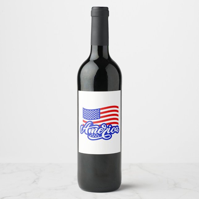 Amerikanska Vin-etikett Vinflaska Etikett (Illustration of the word "America" in a stylized script font, with a waving American Flag above it!)