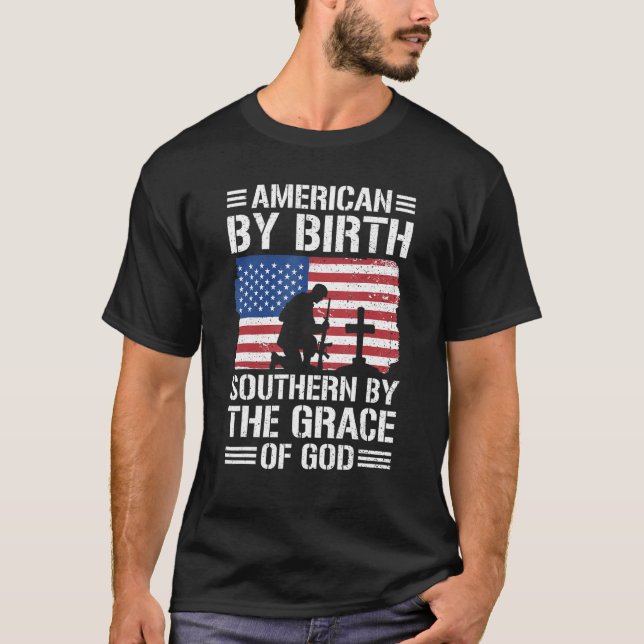 Amerikanskt efter födseln söderut av Guds nåd 1 T Shirt (Framsida)