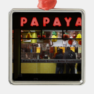 Amerikas förenta stater, New York. Gray's Papaya: Julgransprydnad Metall