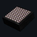Amethyst Guld Black Zigzag Mönster Minnesask<br><div class="desc">Två toners ametyst zigzag-design, förbättrad med guld och svart - namn tallrikar är ametyst med en metallisk guld kontur. Vi firar utvecklingen i New 2013 färg med det här färg-valet - Vi har lämnat allt bilder som används i det här anpassadet - du kan spela med dem till hjärtat i...</div>