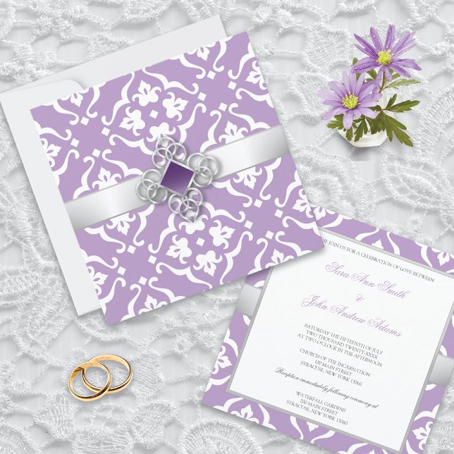 Amethyst Lily Damask Floral Wedding Inbjudningar (Skapare uppladdad)