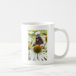 Amiral fjäril på blomma kaffemugg