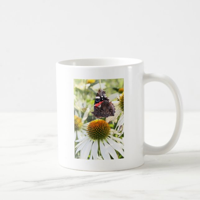 Amiral fjäril på blomma kaffemugg (Höger)