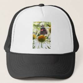Amiral fjäril på blomma truckerkeps