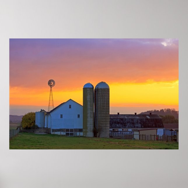 Amish Farm vid Sunrise Poster (Framsidan)