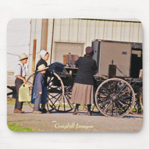 Amish som laddar buggyen musmatta