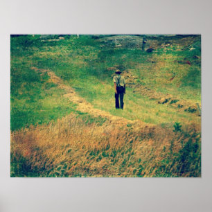 Amish Walking Beside Hay Fält Poster