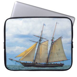 Amistad under Sail Laptop Fodral