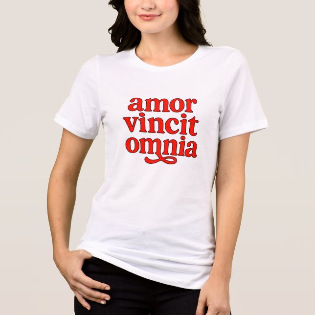 Amor vincit omnia t shirt (Framsida)