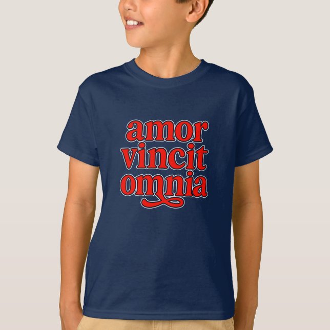 Amor vincit omnia t shirt (Framsida)