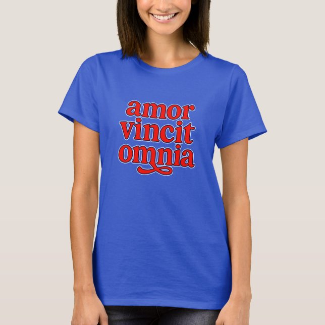 Amor vincit omnia t shirt (Framsida)
