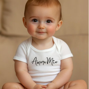 Amore Mio Chic Svart Skrift på Vitt T Shirt