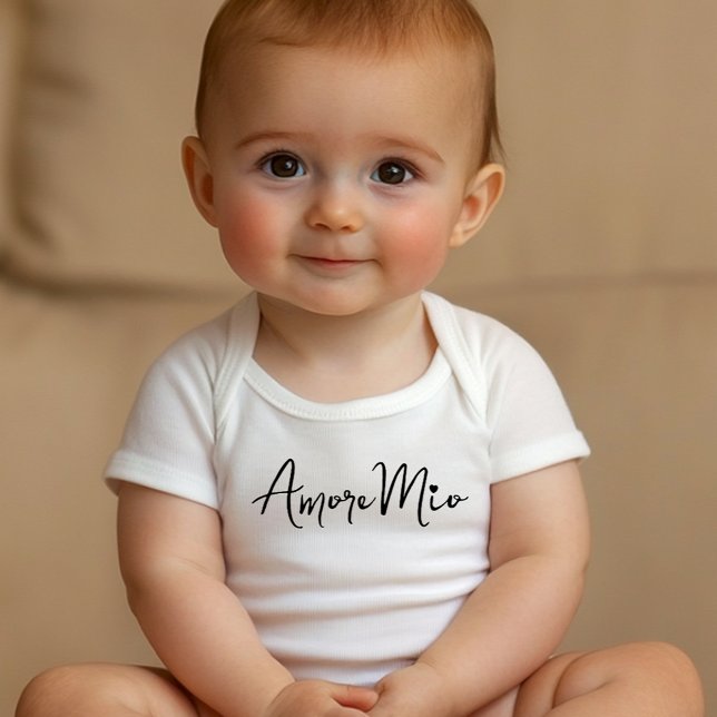 Amore Mio Chic Svart Skrift på Vitt T Shirt (White baby bodysuit featuring elegant black 'Amore Mio' script, perfect for Italian-inspired gifts o)