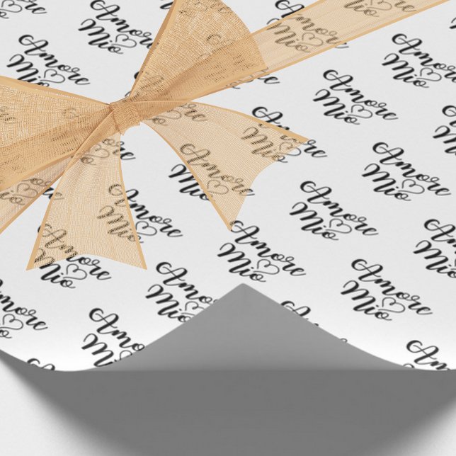 Amore Mio (Min kärlek) Chic Svart Skrift Upprepnin Presentpapper (Amore Mio (My Love) Chic Black Script Repeat on white Wrapping Paper Italian Gift Wrap)