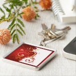 Amous Fyrkantig Silverfärgad Nyckelring<br><div class="desc">Stora,  hakliga nyckelkedjor i metall med en bild som är halvvit och halvröd och guld med rött och guld-snurrar och rött,  rosa och guld. Se matchande fyrkantigt diagram,  fyrkantigt halsband och handklocka. Se hela Valentinets nyckelkedjesamling på Alla hjärtans dag under kategorin ACCESSORIES i avsnittet HELGDAGAR.</div>