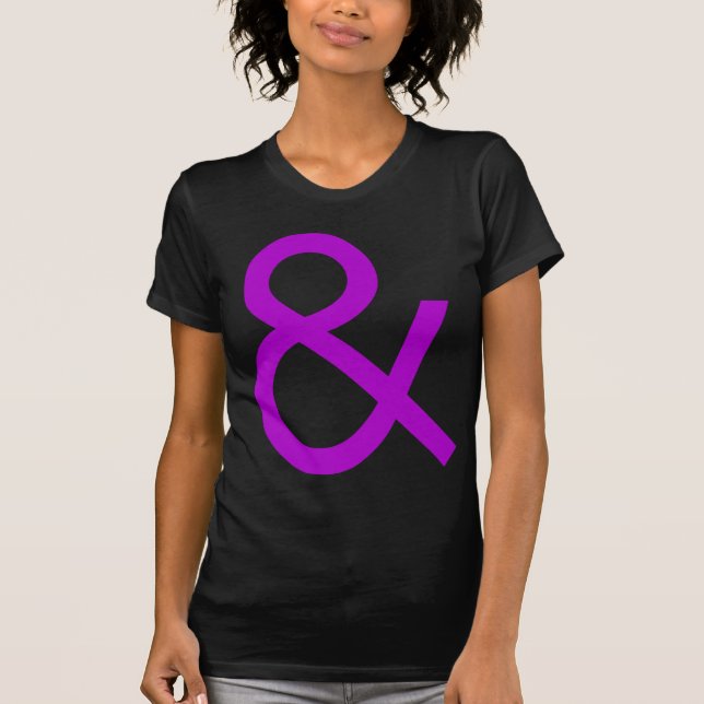 Ampersand - Lila på Mörk Tee (Framsida)