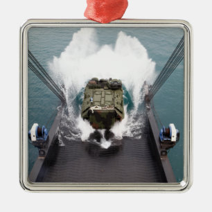 Amphibious anfallfordon disembark från USNS Julgransprydnad Metall