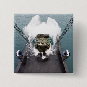 Amphibious anfallfordon disembark från USNS Knapp