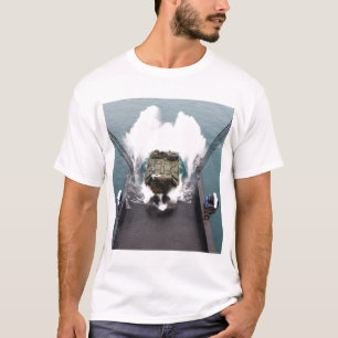 Amphibious anfallfordon disembark från USNS T Shirt