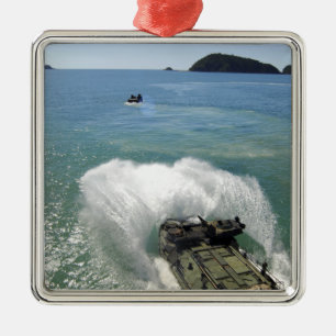 Amphibious anfallfordon går ut det väl däcket julgransprydnad metall