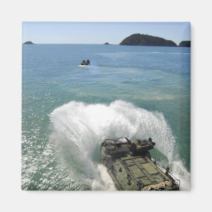 Amphibious anfallfordon går ut det väl däcket magnet