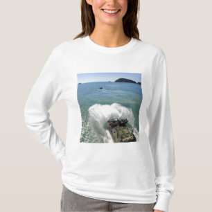 Amphibious anfallfordon går ut det väl däcket t shirt