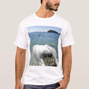 Amphibious anfallfordon går ut det väl däcket tee shirt