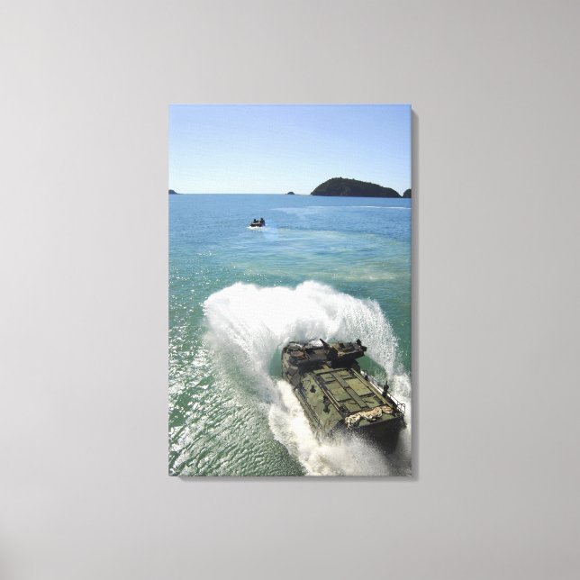 Amphibious Assault fordon lämnar brunnsdäcket Canvastryck (Framsida)