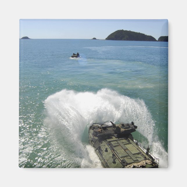 Amphibious Assault fordon lämnar brunnsdäcket Magnet (Framsidan)