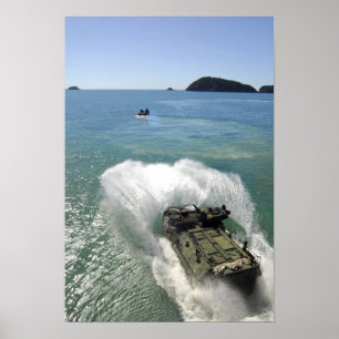 Amphibious Assault fordon lämnar brunnsdäcket Poster