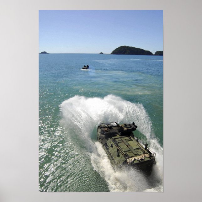 Amphibious Assault fordon lämnar brunnsdäcket Poster (Framsidan)