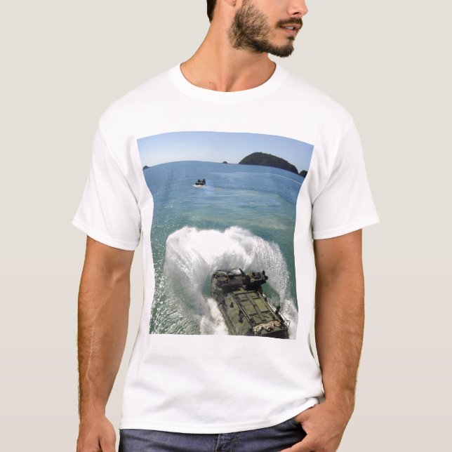 Amphibious Assault fordon lämnar brunnsdäcket Tee Shirt (Framsida)