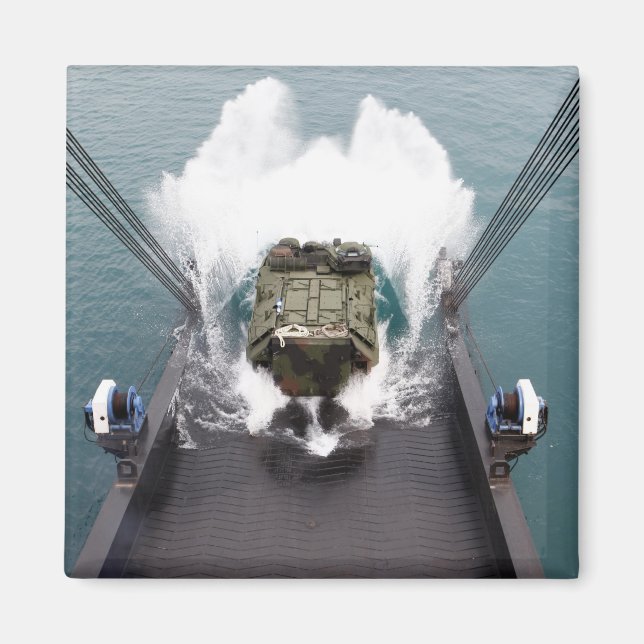 Amphibiskt överfall fordon landstigning från USNS Magnet (Framsidan)