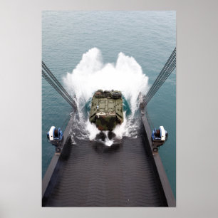 Amphibiskt överfall fordon landstigning från USNS Poster