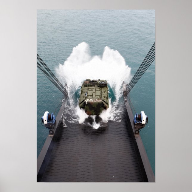 Amphibiskt överfall fordon landstigning från USNS Poster (Framsidan)