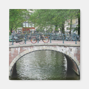 Amsterdam cyklar överbryggar kylmagneten magnet