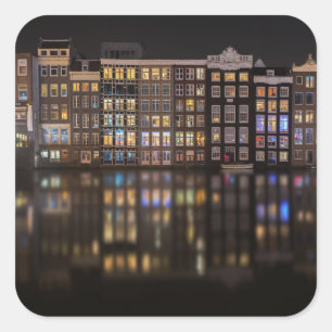 Amsterdam hus med färgrikt ljus i natten fyrkantigt klistermärke