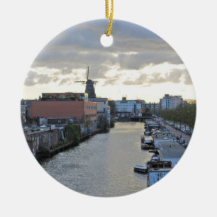Amsterdam kanal och kvarn med inställningssolen julgransprydnad keramik
