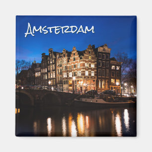 Amsterdam kanalhus på natten med text magnet