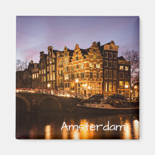 Amsterdam kanalhus på skymningtextmagneten magnet