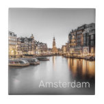 Amsterdam Nederländerna Holland Dutch Souvenir Kakelplatta<br><div class="desc">Amsterdam med kanaler i Nederländerna på nattlig vintage. Amsterdams souvenir för Holland-semestern. Amsterdams utformning för Nederländerna och Holland helgdag i huvudstaden. Amsterdam på natten i en begagnad titt för resenärer. Amsterdam i Holland bei Nacht Souvenir. Amsterdam i den Niederlanden bei Nacht vintage design mit Schriftzug perfekt für den Hauptstadt Urlaub...</div>