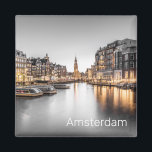 Amsterdam Nederländerna Holland Dutch Souvenir Magnet<br><div class="desc">Amsterdam med kanaler i Nederländerna på nattlig vintage. Amsterdam panorama souvenir för Holland-semester. Amsterdams retrodesign för nederländska och nederländska helgdagar i huvudstaden. Amsterdam på natten i en begagnad titt för resenärer. Amsterdam i Holland på nattlektor souvenir. Amsterdam i Nederländerna på natten utformar panorama-vintagen perfekt för den nederländska huvudstadens semester i...</div>