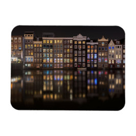 Amsterdamhus med färgad ljus på natten magnet