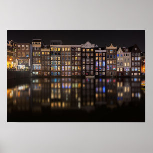 Amsterdamhus med färgad ljus på natten poster
